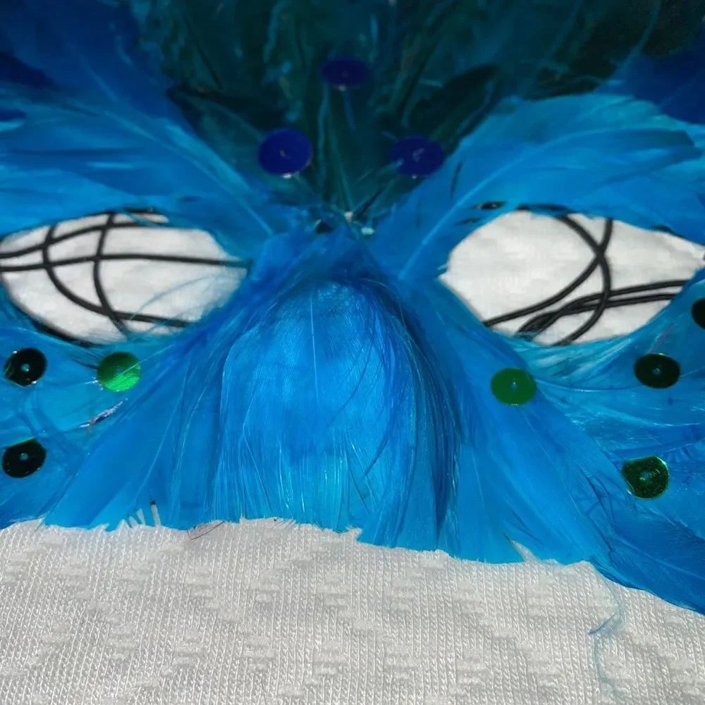 *8A blue feathered Venetian-style masquerade mask